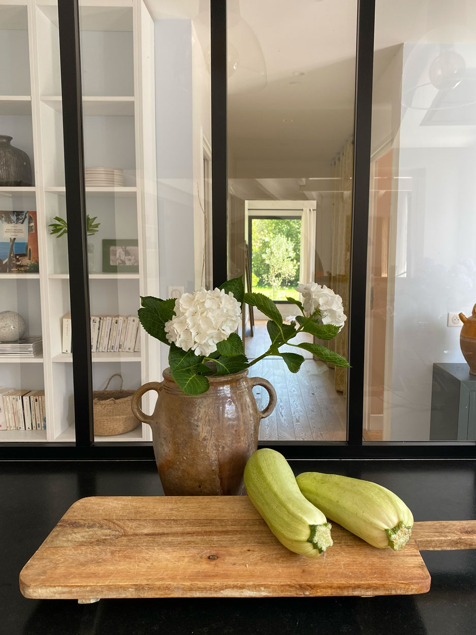 Verrière séparative entre cuisine et salon, optimisant une pièce rectangulaire et ouv