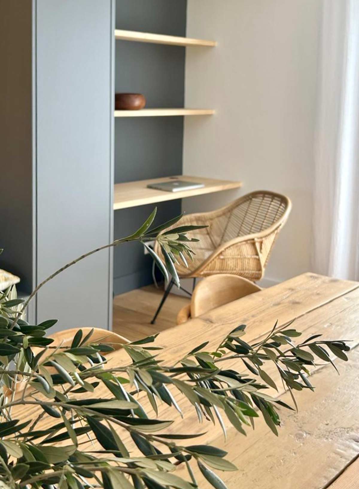 Bureau sur mesure en bois dans un intérieur zen, atmosphère élégante et épurée